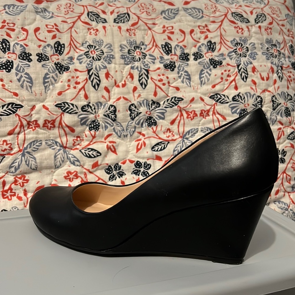 Only wore twice. Shoe size run small. Very cute!
